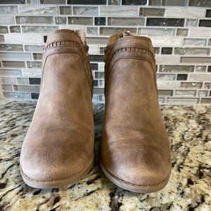 Fergalicious Fegie shoes size 8.